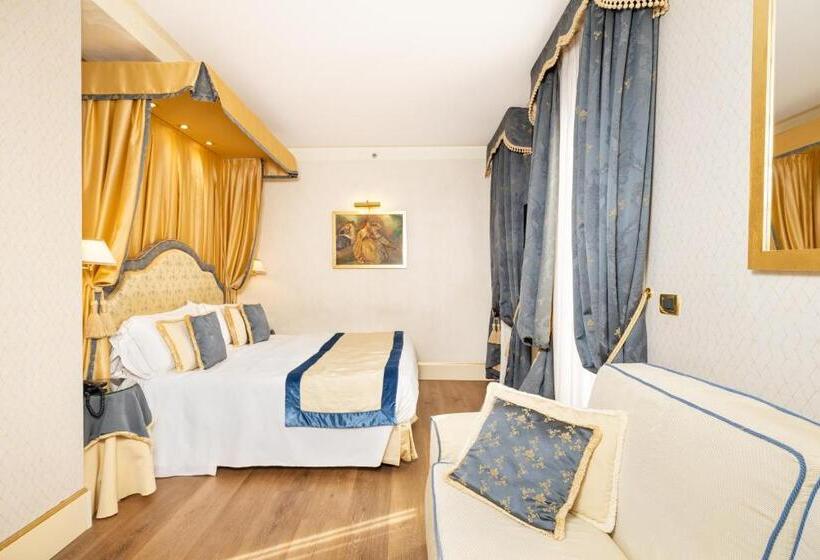 Junior Suite, A La Commedia