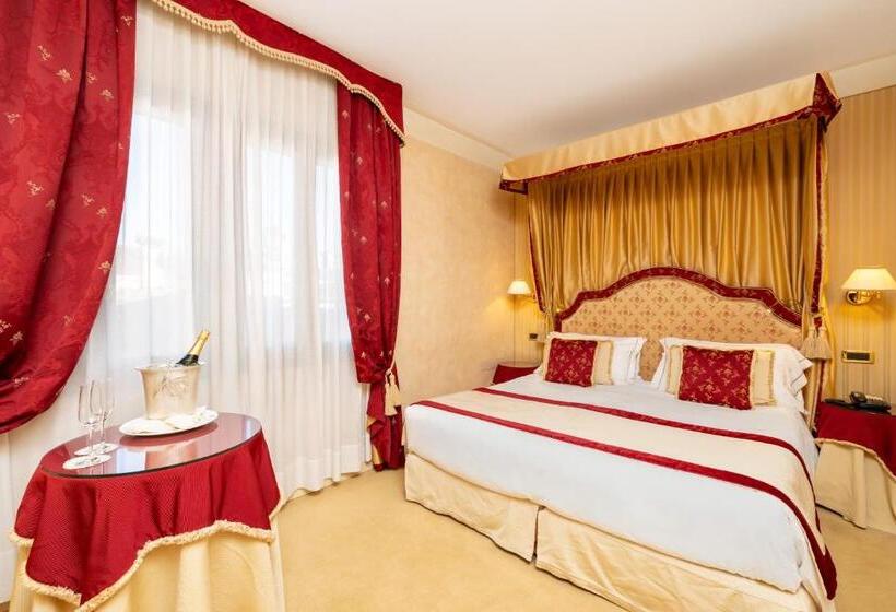 Deluxe Room, A La Commedia