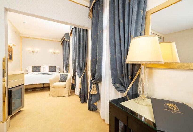 Deluxe Suite, A La Commedia