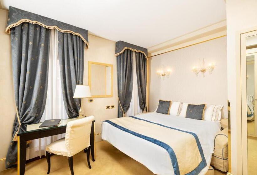 Deluxe Suite, A La Commedia