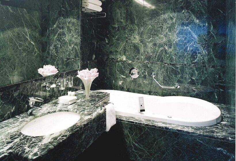 디럭스 룸, Greif, A Member Of Design Hotels