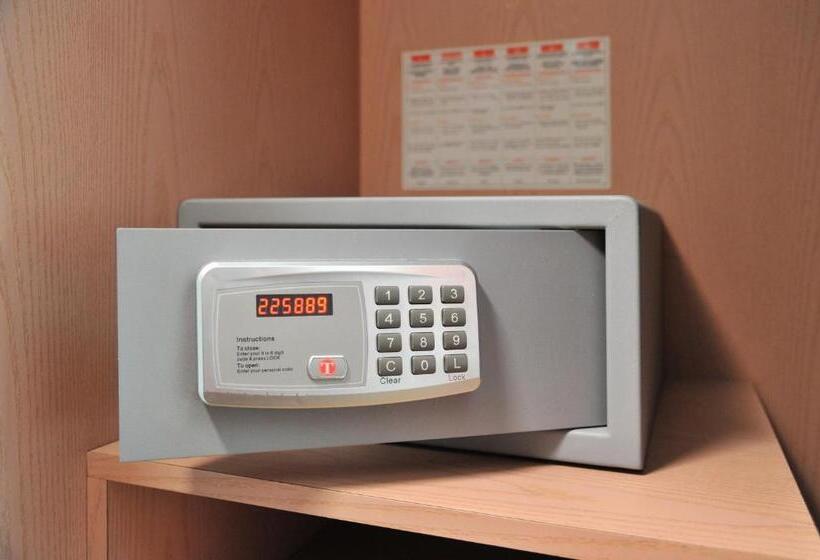 غرفة قياسية ثلاثية, La Rocca Sport & Benessere