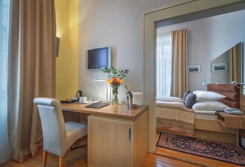 Номер Deluxe, Monastery