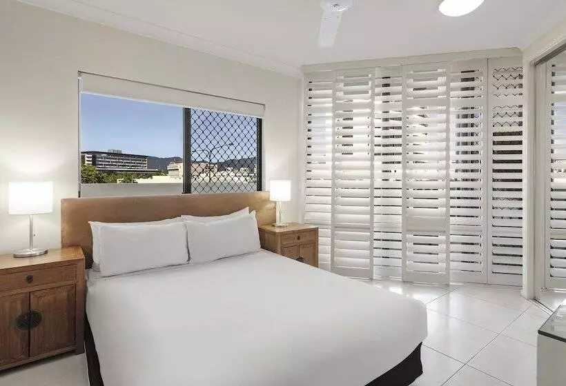 3 Bedroom Apartment Pool View, Piermonde Apartments Cairns
