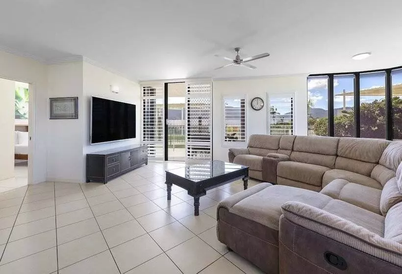 3 Bedroom Apartment Pool View, Piermonde Apartments Cairns