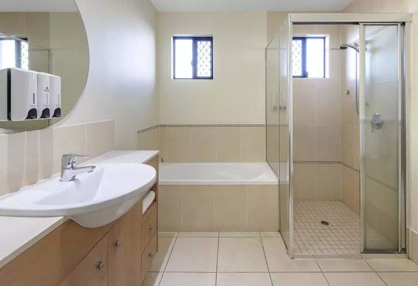 3 Bedroom Apartment Pool View, Piermonde Apartments Cairns