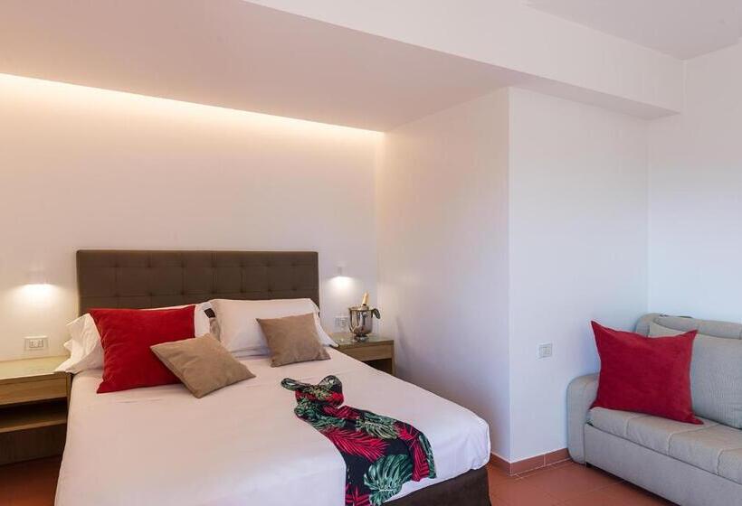 デラックストリプルルーム, Rada Siri