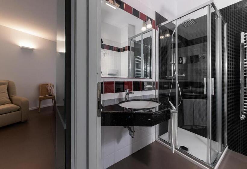 デラックスの4人部屋, Rada Siri