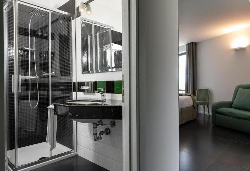 デラックスの4人部屋, Rada Siri