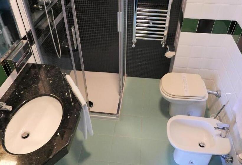 デラックスの4人部屋, Rada Siri