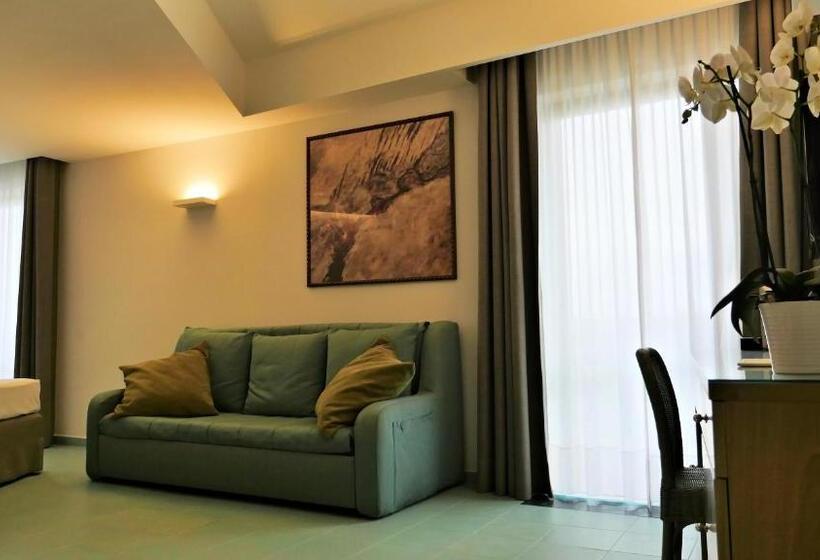 デラックスの4人部屋, Rada Siri