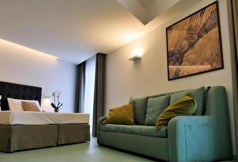 デラックスの4人部屋, Rada Siri