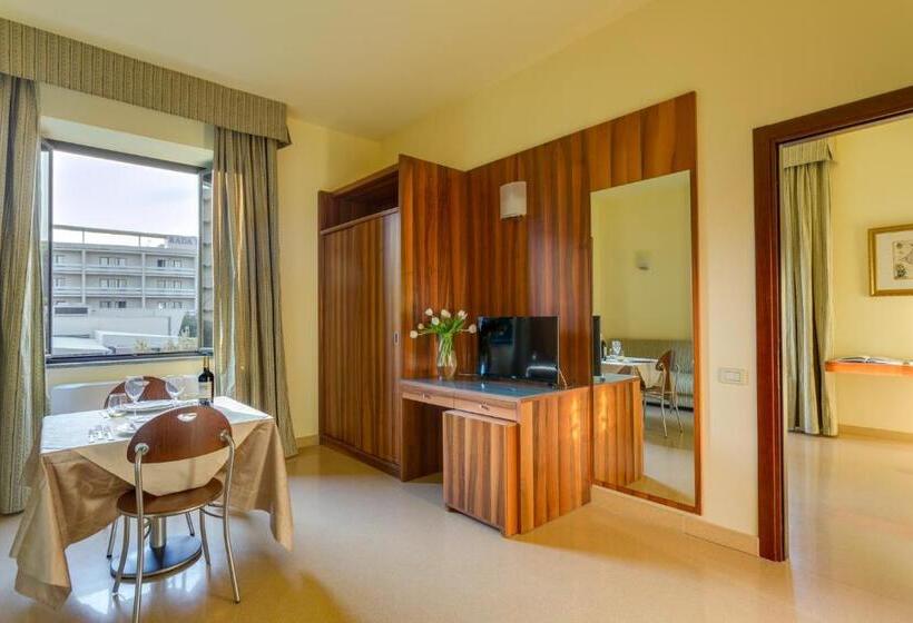 2ベッドスイートルーム, Rada Siri