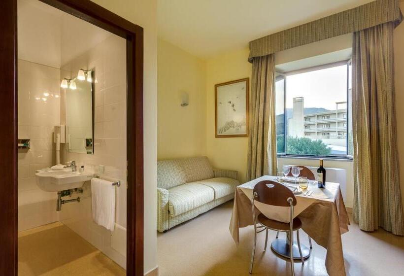 2ベッドスイートルーム, Rada Siri