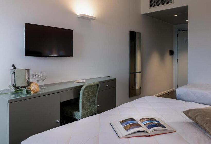 コンフォートトリプルルーム, Rada Siri