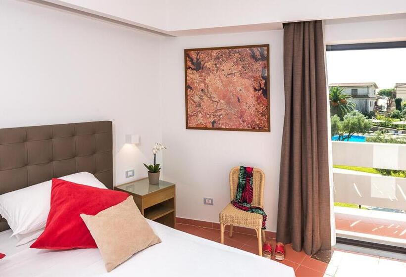 コンフォートトリプルルーム, Rada Siri