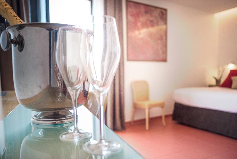 デラックスの4人部屋, Rada Siri