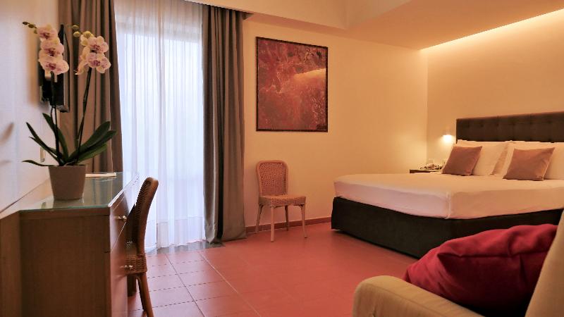 デラックスの4人部屋, Rada Siri