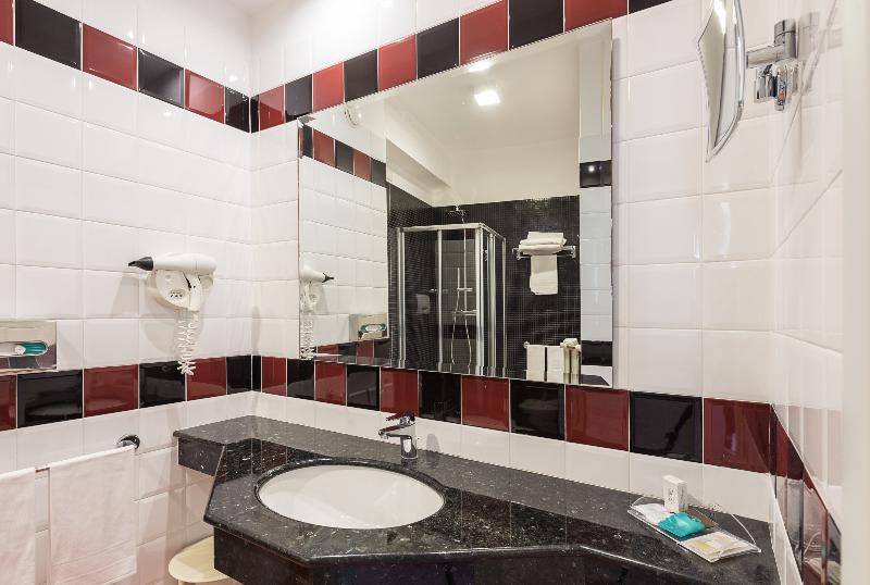 デラックスの4人部屋, Rada Siri