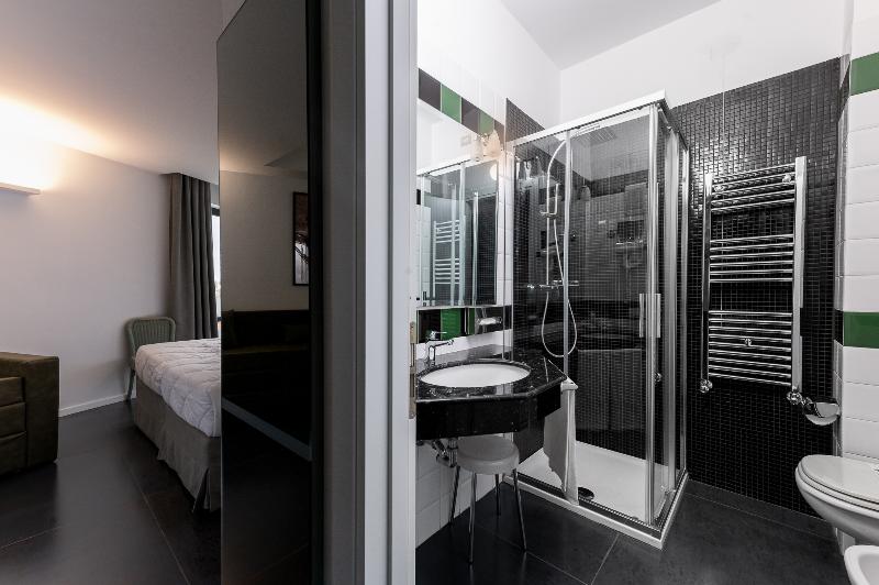 コンフォートトリプルルーム, Rada Siri