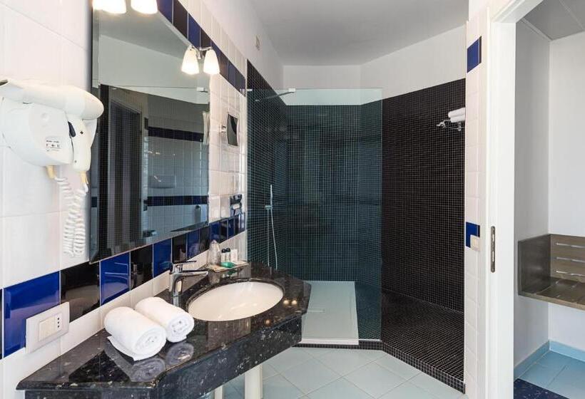 デラックスの4人部屋, Rada Siri