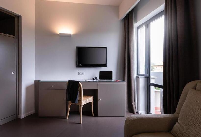 デラックスの4人部屋, Rada Siri