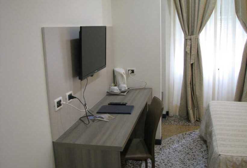 اتاق لوکس سه تخته, Villa Accini