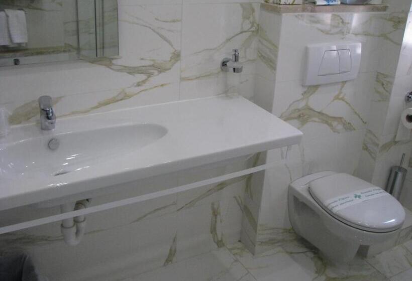 اتاق لوکس سه تخته, Villa Accini