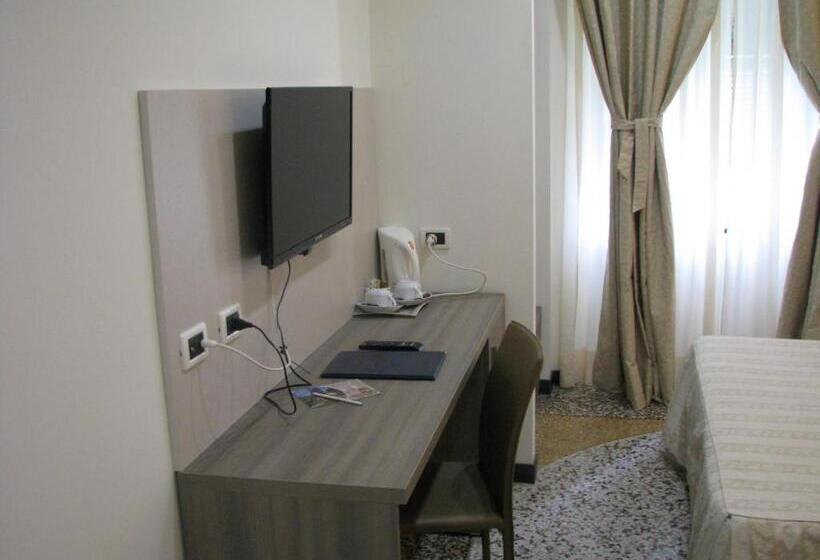 اتاق لوکس سه تخته, Villa Accini