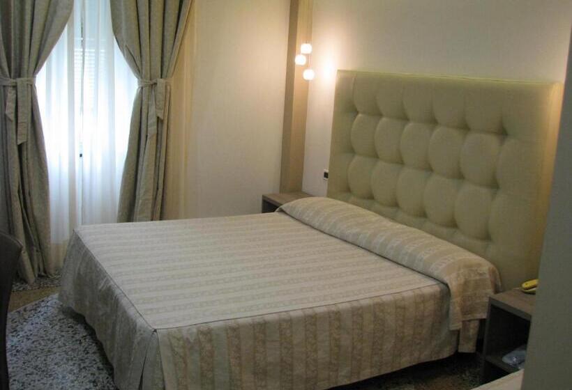 اتاق لوکس سه تخته, Villa Accini