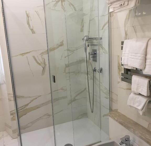 اتاق لوکس سه تخته, Villa Accini