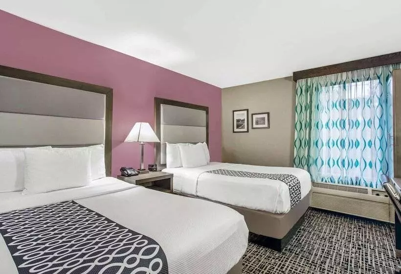 ２ダブルベッドのスタンダードルーム, La Quinta Inn By Wyndham Radford