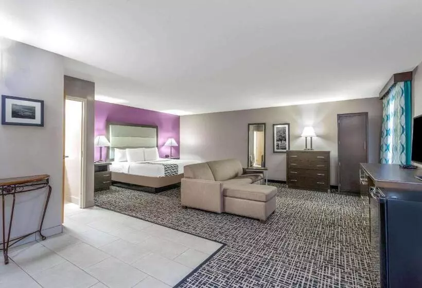 キングサイズベッドのデラックスルーム, La Quinta Inn By Wyndham Radford