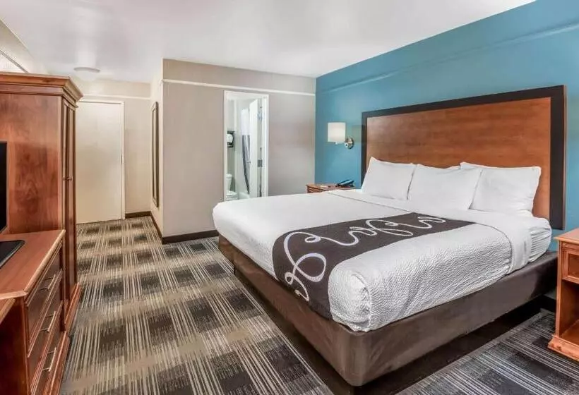 キングサイズベッドのデラックスルーム, La Quinta Inn By Wyndham San Antonio Brooks City Base