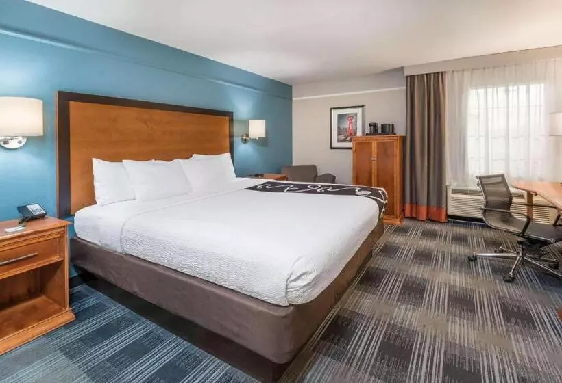 キングサイズベッドのデラックスルーム, La Quinta Inn By Wyndham San Antonio Brooks City Base