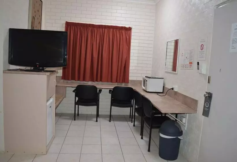 اتاق خانوادگی, Mid City Motor Inn