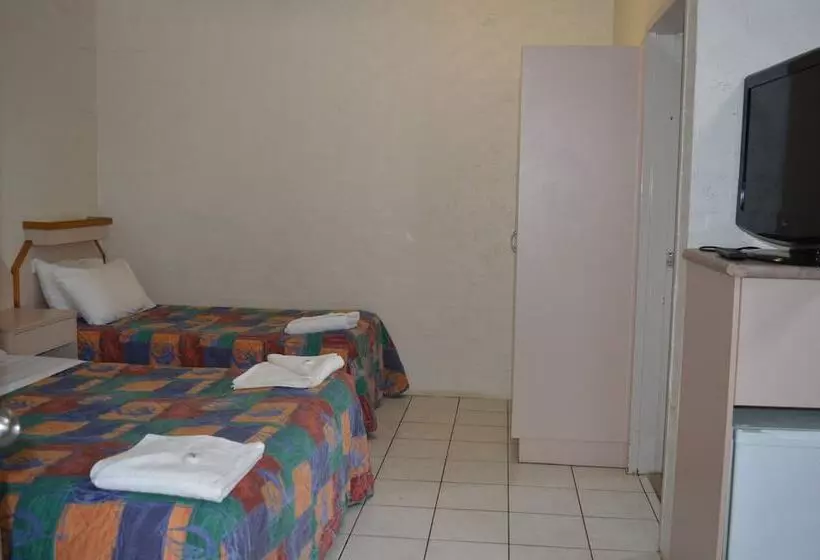 اتاق خانوادگی, Mid City Motor Inn