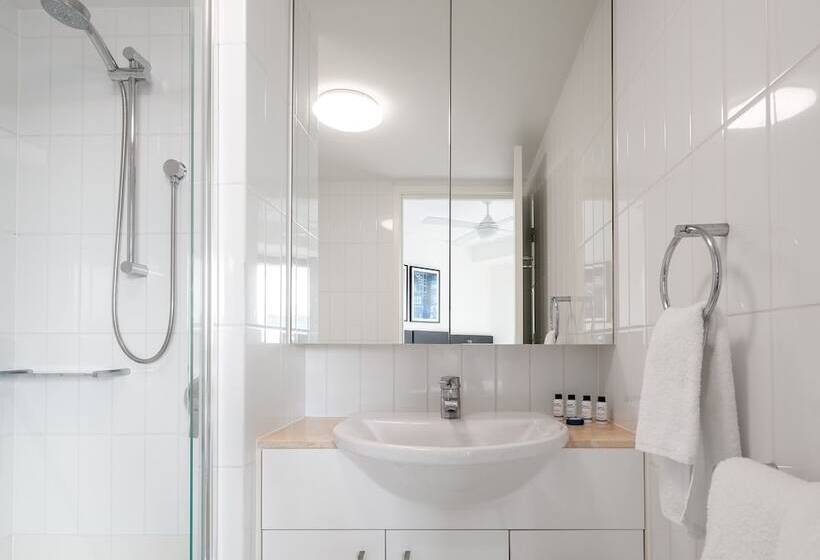 2 Bedroom Apartment with Views, Oaks Brisbane On Felix Suites