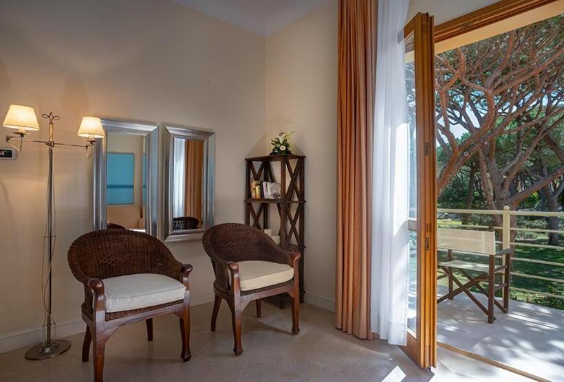 庭の見えるジュニアスイート, Tombolo Talasso Resort