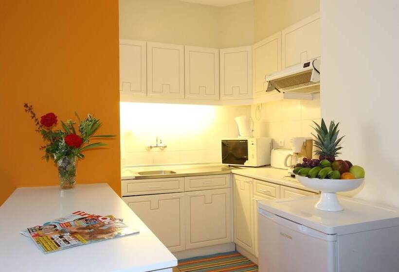 스탠다드 스튜디오, Canico Bay Apartments