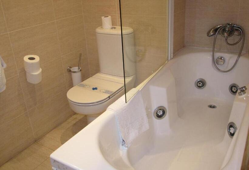 اتاق استاندارد سه نفره, Abadia Burgos Camino Santiago