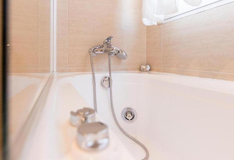 اتاق سوپریور با وان آب گرم, Abadia Burgos Camino Santiago