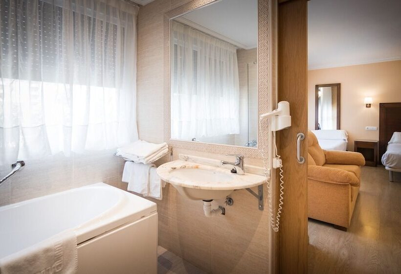 اتاق استاندارد سه نفره, Abadia Burgos Camino Santiago