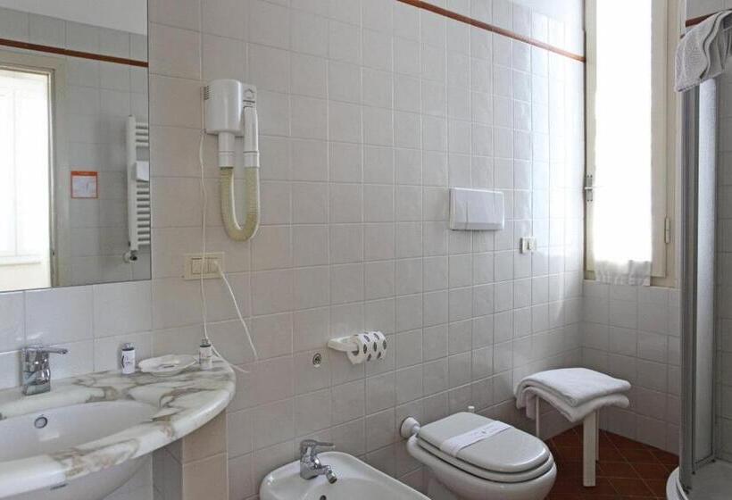 חדר סטנדרט לשלושה, Arianna