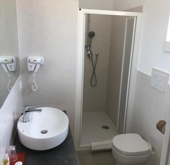 חדר יחיד נוף לגינה, Arianna