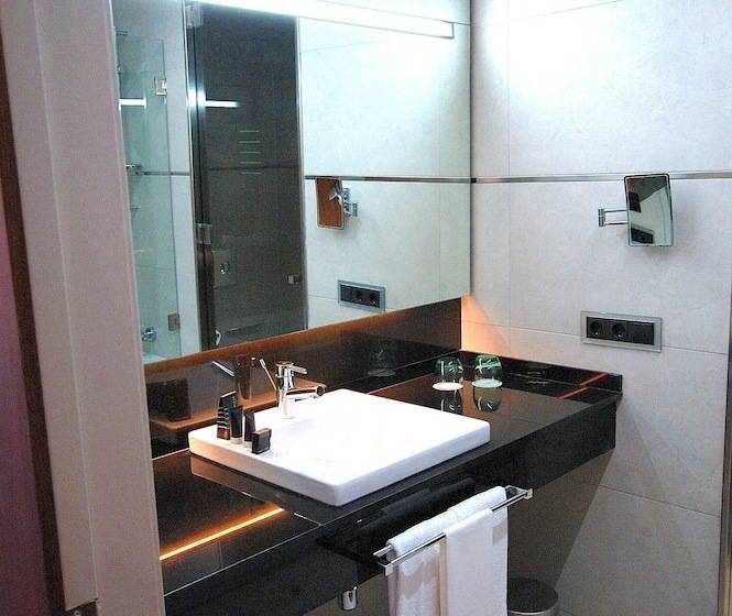 غرفة قياسية ثلاثية, Primus Valencia