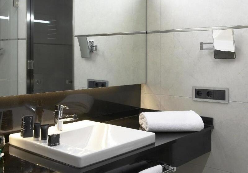 غرفة عائلية, Primus Valencia