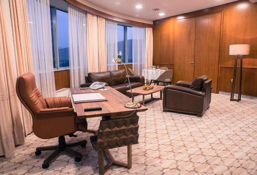 סוויטה דלוקס, Radon Plaza