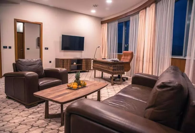 سوییت لوکس, Radon Plaza