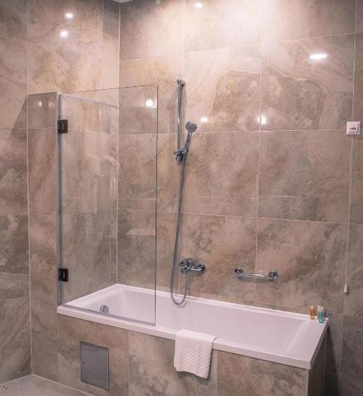 חדר פרמיום לשלושה, Radon Plaza